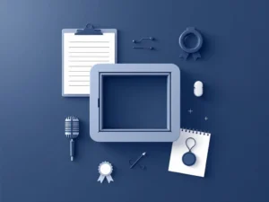 Camera-zoeker omringd door journalistieke elementen: microfoon, notitieblok en persbadge in navy, wit en grijs