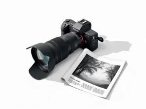 Professionele camera met telelens naast gevouwen krant op wit oppervlak in minimalistische stijl