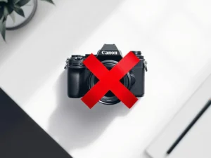 Professionele camera met rode X-tape over lens op wit bureau, bovenaanzicht in vlakke vectorstijl