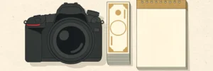 Professionele camera naast bankbiljetten en een factuurblok op een studiowerkblad, minimalistische vectorillustratie in ivoor, houtskool en goud.