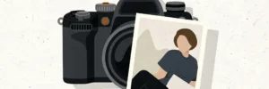 Professionele camera op wit oppervlak met gedrukte foto, stijlvolle flatlay in ivoor, houtskool en amber tinten.