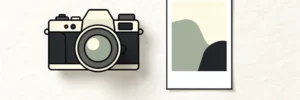 Sleek camera op wit minimalistisch oppervlak naast een afgedrukte foto, bovenaanzicht met warme crème en houtskool tinten.