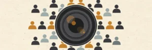 Cameralens omringd door groeiende groep menselijke silhouetten in platte vectorstijl op ivoren achtergrond.