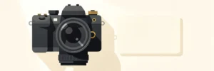Professionele camera op wit studio-oppervlak met softbox-licht, visitekaartje en warme ivoor- en goudtinten, bovenaanzicht.